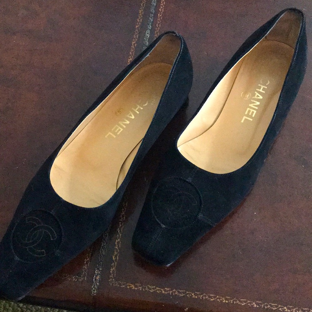 Women’s Chanel elegant shoe with minimal heel